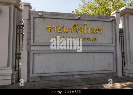 Bangkok, Thailand - 7. Dezember 2019: Die Inschrift auf dem Zaun in gelben Buchstaben - Royal Thai Navy Club in Bangkok, Thailand. Stockfoto
