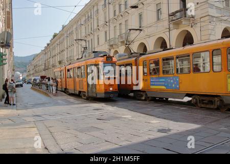 Turin, Italien - 2020. september: Historische Straßenbahnen fahren entlang der zentralen Via Po und im Hintergrund die Basilika der Großen Mutter. Hochwertige Fotos Stockfoto
