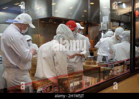 Chines Köche bereiten Essen im Restaurant in der Shopping Mall in Shanghai, China Stockfoto