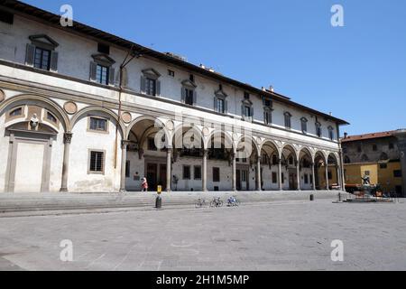 Das von Brunelleschi entworfene Krankenhaus in Piazza SS.Annunziata, Loggiato Servi di Maria, Florenz, UNESCO-Weltkulturerbe, Toskana, Stockfoto