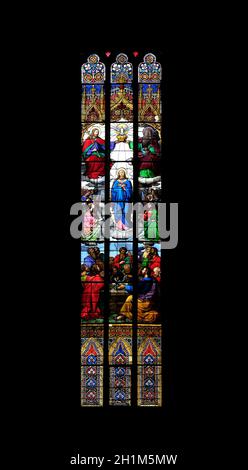 Krönung der Jungfrau Maria, Glasfenster in der Kathedrale von Zagreb Stockfoto