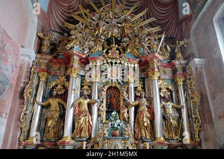 Altar in der Pfarrkirche unserer Lieben Frau vom Schnee in Kamensko, Kroatien Stockfoto