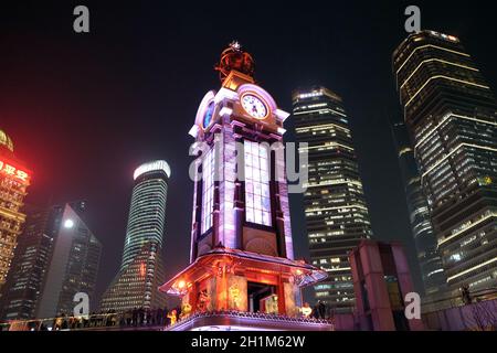 Disney Clock Tower Nachtansicht auf Pudong von Shanghai, China Stockfoto