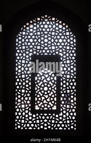 Komplizierte Schnitzen von Stein Fenster Grill Humayun Mausoleum, erbaut von Hamida Banu begonnen 1565-72, Delhi, Indien Stockfoto