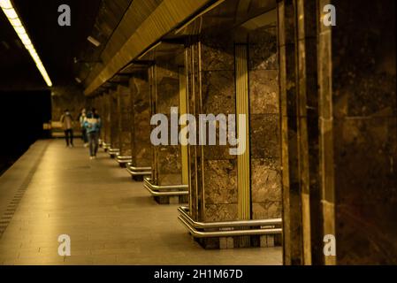 U-Bahn-Station wartet auf den Zug, Hradcanska Haltestelle Prag 6, Tschechische Republik Stockfoto