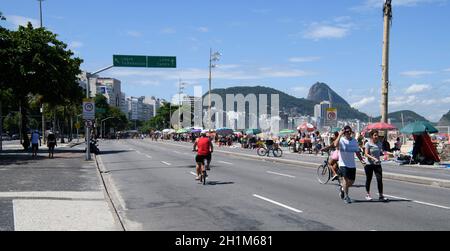 Rio de Janeiro, Brasilien - 25. Februar 2020: Auf der Avenida Atlantica gehen die Leute für Outdoor-Aktivitäten ein. Stockfoto