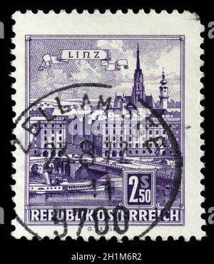 Briefmarke gedruckt durch Österreich, Donaubrücke, Linz, ca. 1962 zeigt Stockfoto