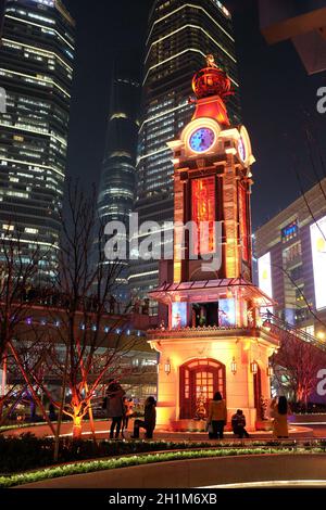 Disney Clock Tower Nachtansicht auf Pudong von Shanghai, China Stockfoto