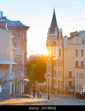 KIEW, UKRAINE -10. MAI 2020: Menschen, die an Andrews vorbei gehen, steigen bei Sonnenuntergang ab. Andrews Abstammung ist ein berühmtes Touristenziel. Stockfoto