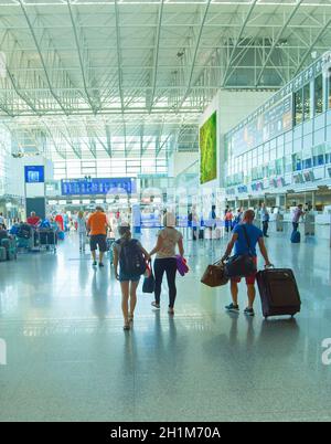 FRANKFURT, Deutschland - 29 AUGUST, 2018: die Menschen in Frankfurt am Main-Flughafen Halle. Der Flughafen Frankfurt ist der verkehrsreichste Flughafen der Passagierverkehr in Deuts Stockfoto