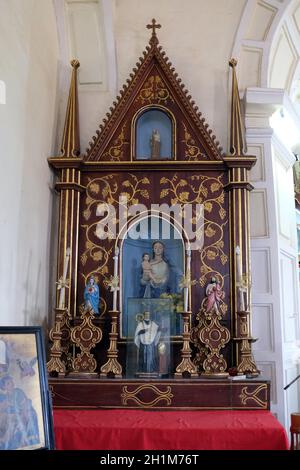 Muttergottesaltar in der katholischen St. Blaise-Kirche in Gandaulim, Goa, Indien Stockfoto