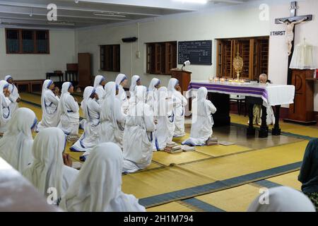 Eucharistische Anbetung in der Kapelle der Missionare der Nächstenliebe im Mutterhaus in Kolkata, Indien Stockfoto