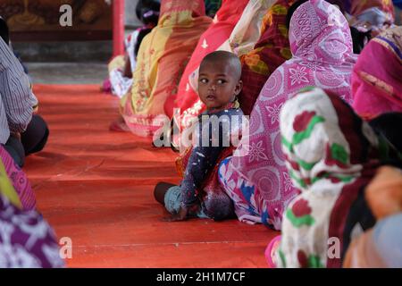 Kinder bei der Messe in einer Kirche in Chunakhali, Westbengalen, Indien Stockfoto