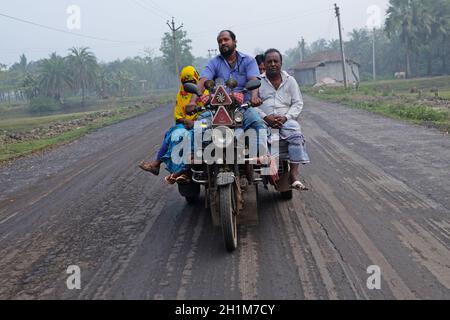 Indische Tricycle Motor Rikshaw mit Passagier, Kumrokhali, Westbengalen Stockfoto