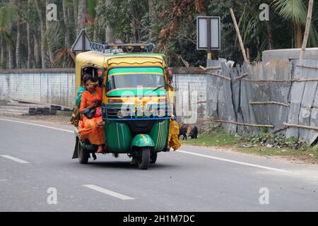 Indische Tricycle Tuk Trickshaw mit Passagier, Kumrokhali, Westbengalen Stockfoto