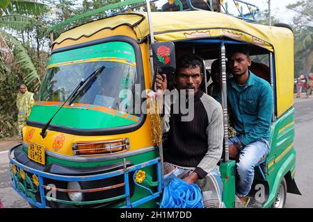 Indische Tricycle Motor Rikshaw mit Passagier, Kumrokhali, Westbengalen Stockfoto