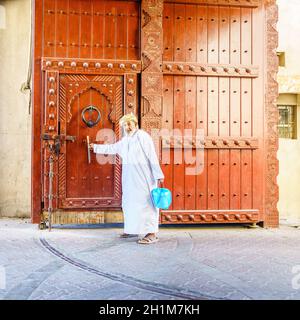 Nizwa, Oman, 2. Dezember 2016: Ein älterer Mann demostriert ein Werkzeug, das auf dem Freitagsmarkt in Nizwa, Oman gekauft wurde Stockfoto