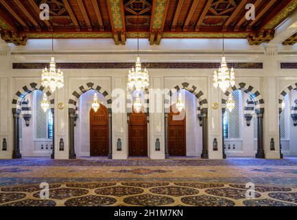 Maskat, Oman, 3. Dezember 2016: Innenhalle der Sultan-Qaboos-Moschee in Maskat, Oman Stockfoto