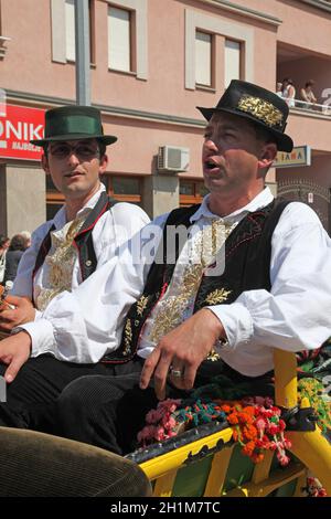 Teilnehmer in kroatischer Nationaltracht, während des Dakovacki vezovi (Dakovo Sommerfestival) in Dakovo, Kroatien. Stockfoto