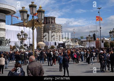 Gläubige versammeln sich auf dem Hauptplatz der Stadt, um an der Messe mit Papst Franziskus in Skopje, der Hauptstadt von Nord-Mazedonien, teilzunehmen. Stockfoto