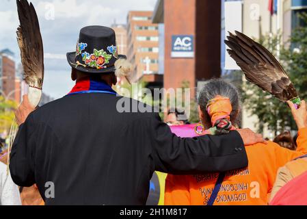 Zwei indigene Senioren, Überlebende kanadischer Wohnschulen, marschieren während des Orange Shirt Day in Montreal, Kanada Stockfoto