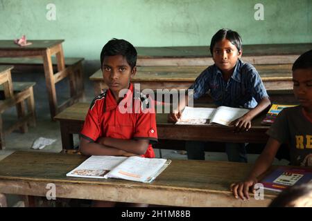 Kinder in der Schule. Der Name der Schule ist der Name des berühmten kroatischen Missionars Pater Ante Gabric in Kumrokhali, Westbengalen, Indien. Stockfoto