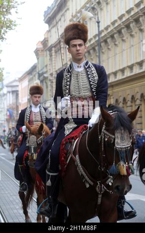 Die Parade von 70 Teilnehmern, dreißig Pferden und vierzig Mitgliedern einer Blaskapelle zum Hauptplatz wurde als nächstes angekündigt, der 300. Sinjska Alka in Zagreb Stockfoto