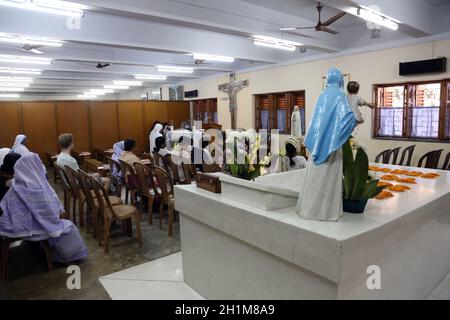 Die Pilger beten am Grab von Mutter Teresa in Kolkata, West Bengal, Indien Stockfoto