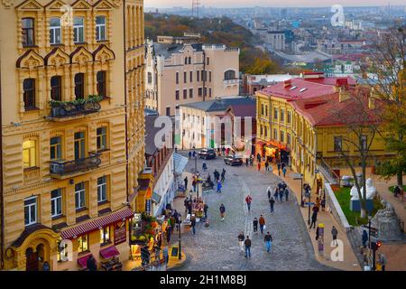 KIEW, UKRAINE - 07. NOVEMBER 2020: Menschen zu Fuß durch Andrew Abstieg - berühmte Touristenattraktion in Kiew. Kiew ist die Hauptstadt der Ukraine Stockfoto