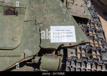 Wolgograd, Russland - 26. August 2019: Informationstafel zur Ausstellung "das Skelett des Panzers T-34" im Museumsreservat "Schlacht bei Stalingrad", Vo Stockfoto