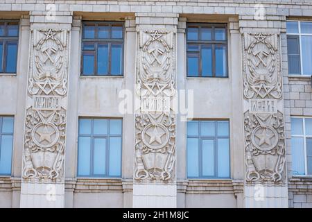 Wolgograd, Russland - 26. August 2019: Bas-Reliefs mit den Inschriften 'Studien, Studien, Lenin' an der Fassade des Wolgograd-Staatsgebäudes Stockfoto