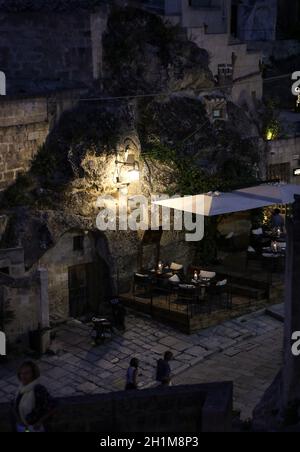 Matera, Italien, 14. September 2019: Abend Blick auf die Stadt Matera, Italien, mit den bunten Lichtern Hervorhebung Patios von Straßencafés in der S Stockfoto