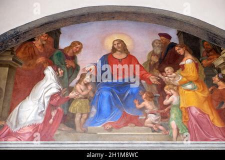 Jesus segnet die Kinder, mit Fresken verzierte Lunette, Ospedale degli Innocenti - Außen Arcade, Florenz, Italien Stockfoto