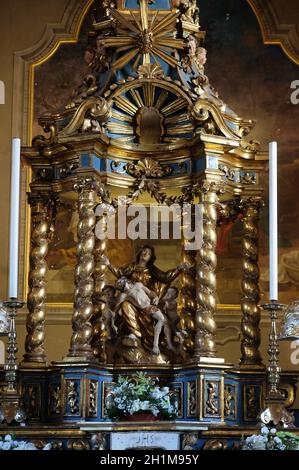 Der Altar in der Kirche von St. Victor auf der Insel der Fischer, einem der berühmten Borromäischen Inseln des Lago Maggiore, Italien Stockfoto