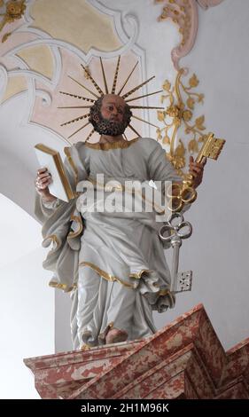 Saint Peter Statue auf dem Hochaltar in der Jesuitenkirche St. Franz Xaver in Luzern, Schweiz Stockfoto
