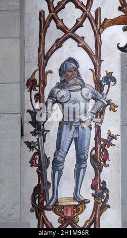 Bemalte Hausfassade zum Gedenken an die Schlacht von Dornach am Hirschenplatz in der Altstadt von Luzern, Schweiz Stockfoto