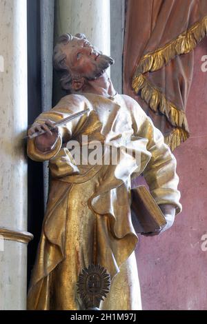 Statue des heiligen Lukas auf dem Altar der Apostelpartie in der Kirche unserer Lieben Frau von Jerusalem in Trski Vrh in Krapina, Kroatien Stockfoto