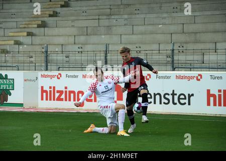 v. li. Im Zweikampf Öztunali, Levin (FSV Mainz 05) und Lino Tempelmann (SC Freiburg), 1. FBL: 20-21: 8. Spt. SC Freiburg - FSV Mainz 05 DFL REGU Stockfoto