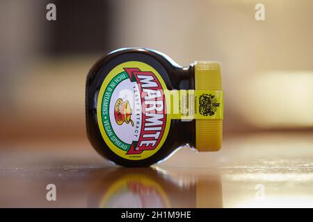 Budapest, Ungarn - um 2020: Ein Glas Marmite auf seiner Seite. 2019 begann sich das virale Gerücht der städtischen Legende über die Flaschen zu verbreiten, die diese Form haben Stockfoto