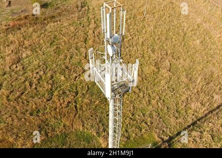 Funkmast. Ausrüstung für den Relay von Mobilfunk und mobile Signal. Funkmast. Stockfoto