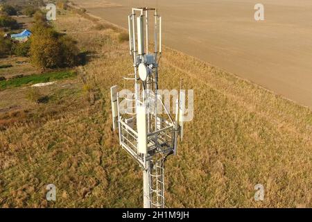 Funkmast. Ausrüstung für den Relay von Mobilfunk und mobile Signal. Funkmast. Stockfoto