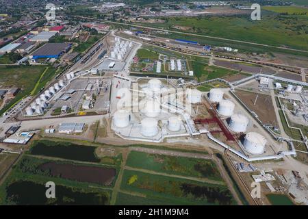 Landschaft der Stadt Slawjansk in den Kuban. Der Typ der Behandlungsanlagen und Öl-Raffinerie. Stockfoto