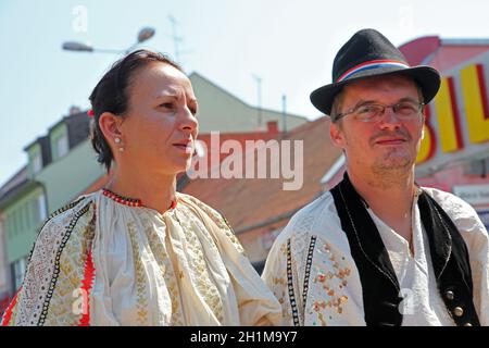 Teilnehmer in kroatischer Nationaltracht, während des Dakovacki vezovi (Dakovo Sommerfestival) in Dakovo, Kroatien. Stockfoto