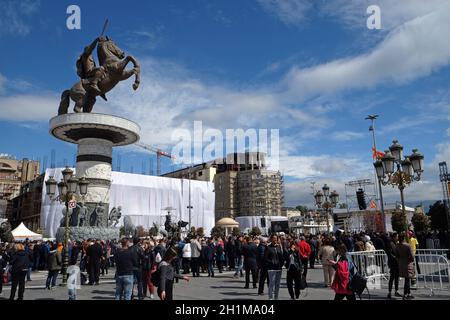 Gläubige versammeln sich auf dem Hauptplatz der Stadt, um an der Messe mit Papst Franziskus in Skopje, der Hauptstadt von Nord-Mazedonien, teilzunehmen. Stockfoto