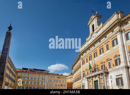 Piazza Montecitorio in Rom mit dem ägyptischen Obelisken vor der Fassade des Palazzo Montecitorio, Sitz des italienischen parlaments Stockfoto