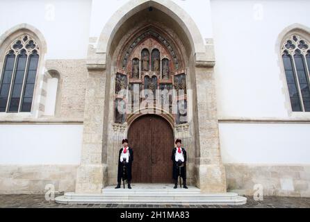 Ehrenwache des Regiments Cravat auf das Südportal von der St.-Markus-Kirche in Zagreb, Kroatien Stockfoto