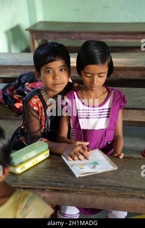 Kinder in der Schule. Der Name der Schule ist der Name des berühmten kroatischen Missionars Pater Ante Gabric in Kumrokhali, Westbengalen, Indien. Stockfoto