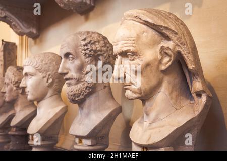 ROM, VATIKANSTAAT - CA. AUGUST 2020: Klassische Statuen-Perspektive im Vatikanischen Museum Stockfoto