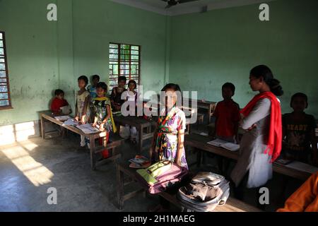 Kinder in der Schule. Der Name der Schule ist der Name des berühmten kroatischen Missionars Pater Ante Gabric in Kumrokhali, Westbengalen, Indien. Stockfoto