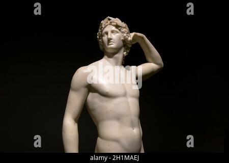 MAILAND, ITALIEN - Juni 2020: Die antike Skulptur Apollo krönt sich - 1782 - Antonio Canovas Meisterwerk. Intesa Italienisches Museum. Stockfoto